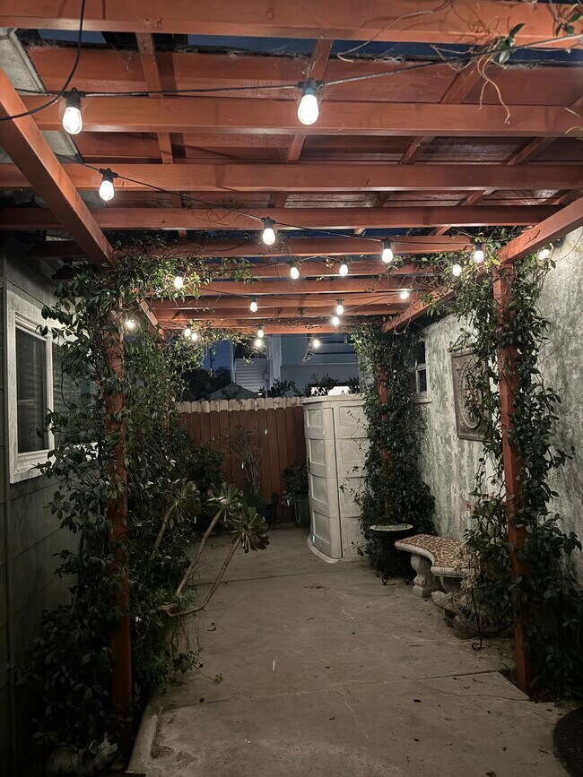 Building Photo - 2511 Arizona Ave