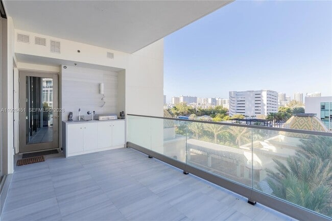Building Photo - 17975 Collins Ave