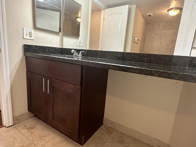 Building Photo - 2831 N Oakland Forest Dr