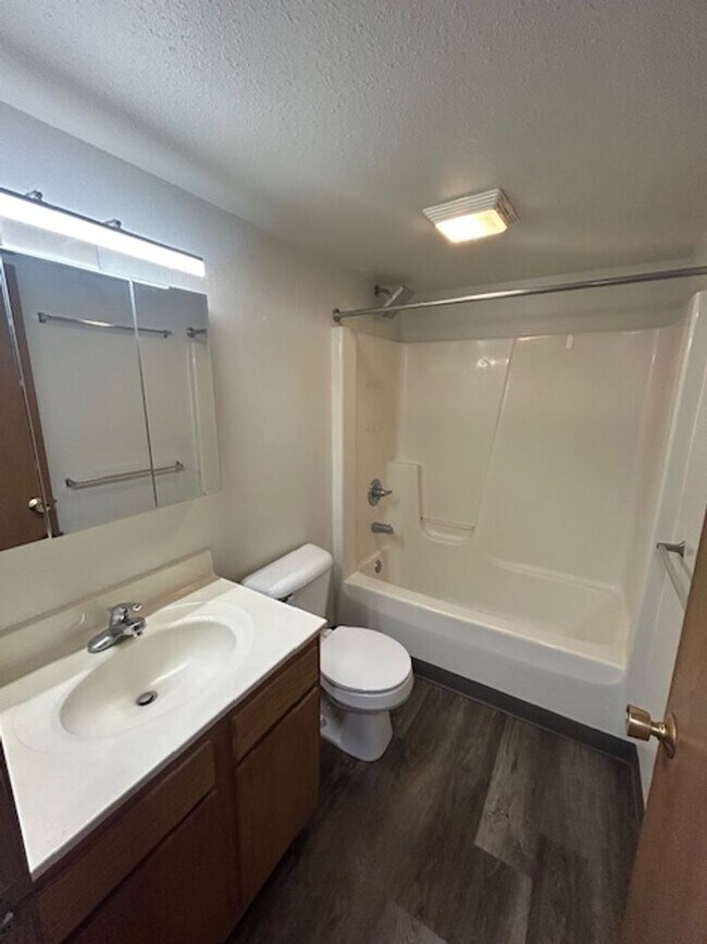 Building Photo - MOVE-IN Ready - 2 bedroom, One Bath - Top ...