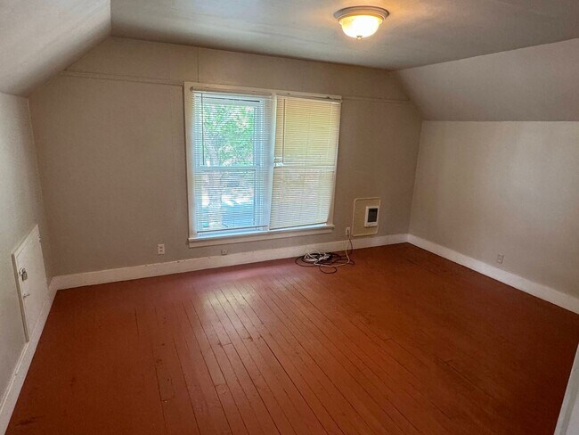Building Photo - 2 Bedroom in Triplex Near Downtown and Campus