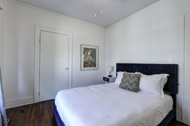 Building Photo - Fully Furnished in Owen Park!