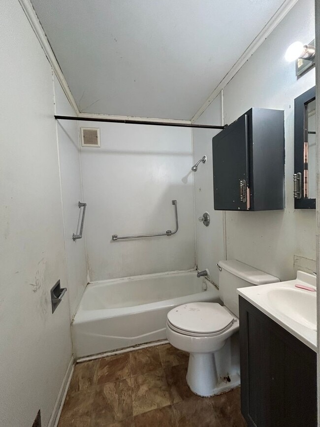 Building Photo - Spacious 3-Bedroom, 2-Bathroom Home – Accepting Section 8 – $1,175/Month