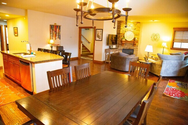 Building Photo - Wonderful Furnished 3 Bedroom & 2 Bathroom...