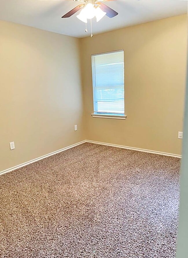 Building Photo - Great 4 Bdrm 2 Bath Home for Lease in Gainesville, Tx