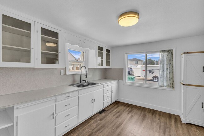 Building Photo - Beautiful and Bright 2 Bedroom 1 Bathroom Home in Murray!!