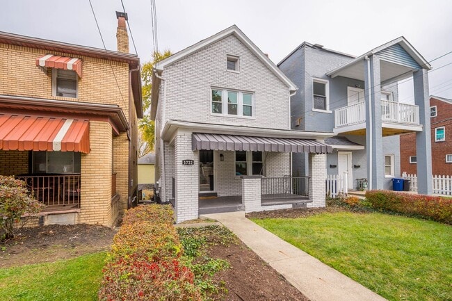 Building Photo - Beautiful 3 bedroom home in Crafton Heights available May 1!