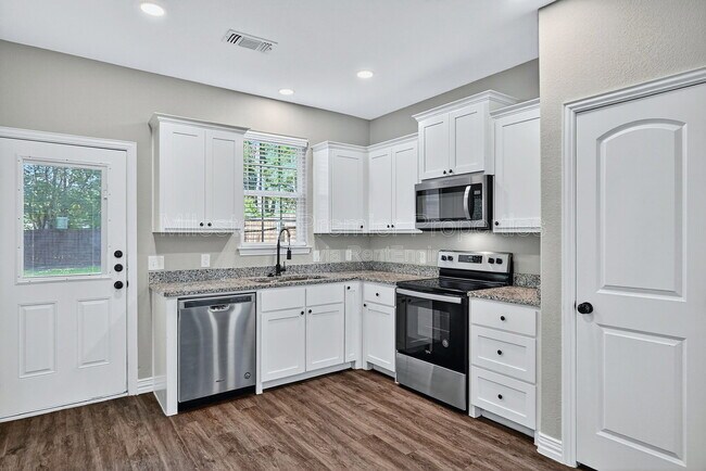 Building Photo - 320 W Bond St