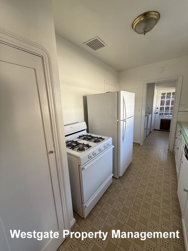 Building Photo - 626 E St