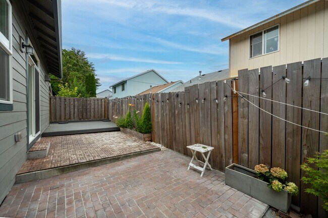 Building Photo - 9965 SE Taggart St