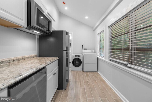 Building Photo - 715 Anderson Ave