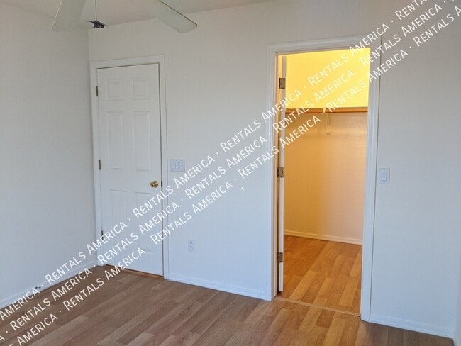 Building Photo - 895 E Lakeview Dr