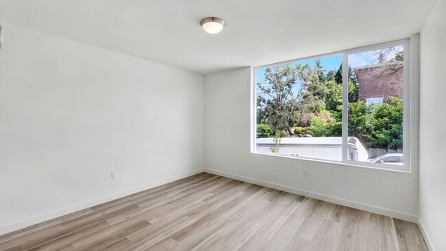 Building Photo - Contemporary Comfort in Mount Baker