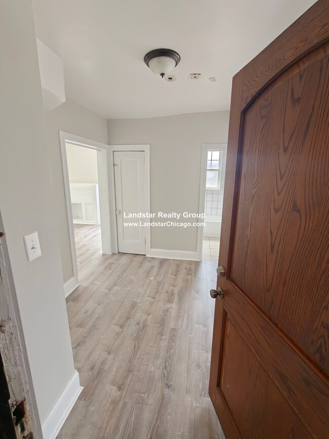 Building Photo - 6312 N Oakley Ave