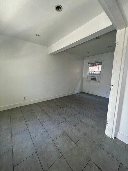 Building Photo - 1152 1/2 N Sycamore Ave