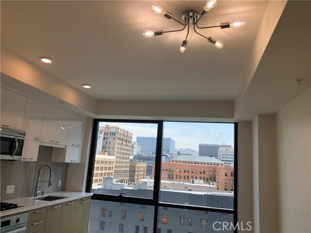 Building Photo - 400 S Broadway