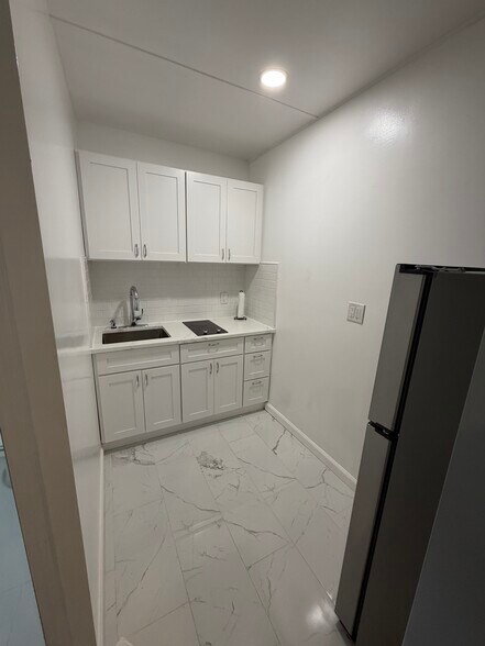 Building Photo - 9 Cedar Ln