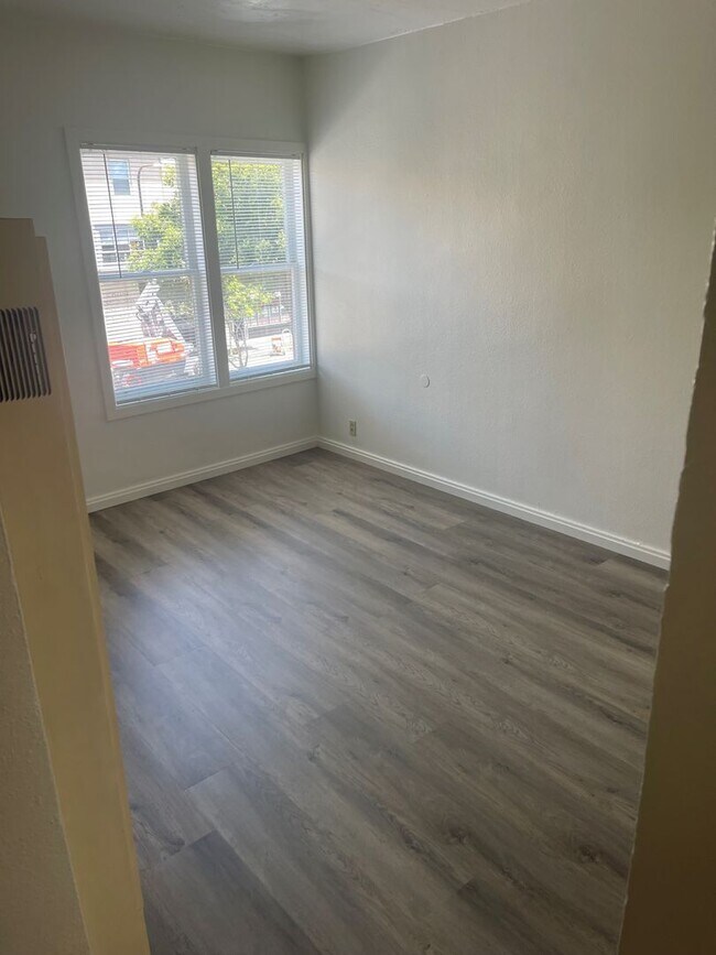 Building Photo - Newly upgraded Central Berkeley one-bedroo...