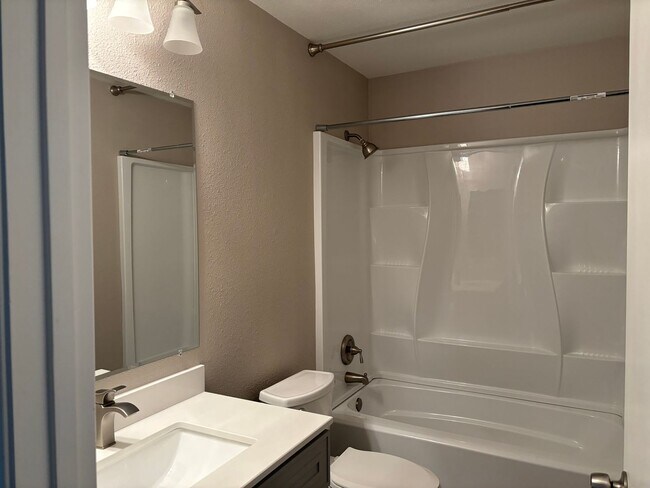 Building Photo - Rare 3 bedroom, 2 bathroom unit in the desirable Lincoln Village West neighborhood! Nearly 1350 s...