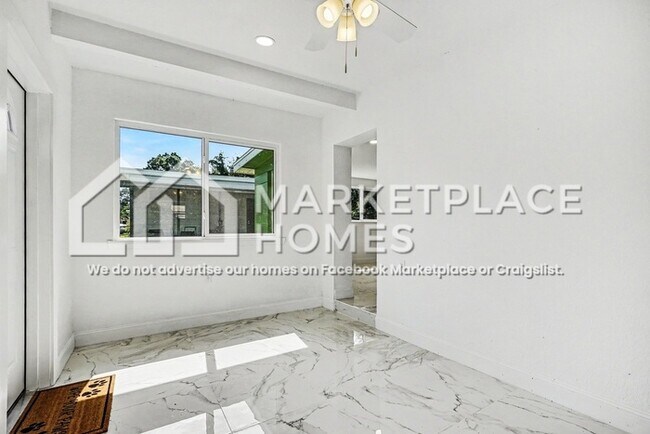Building Photo - 408 Bassedena Cir N