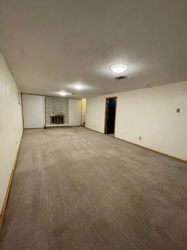 Building Photo - STUDENTS WELCOME! Centrally-Located Ranch Home w/ Fenced Yard and Two-Car Garage