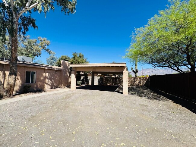 Building Photo - 2643 N Alvernon Way