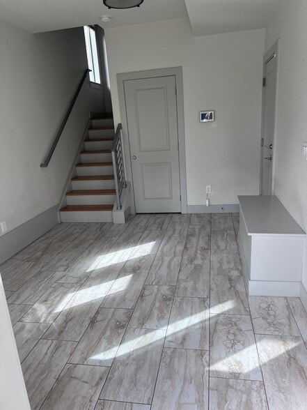 Building Photo - 1925 Hooker St