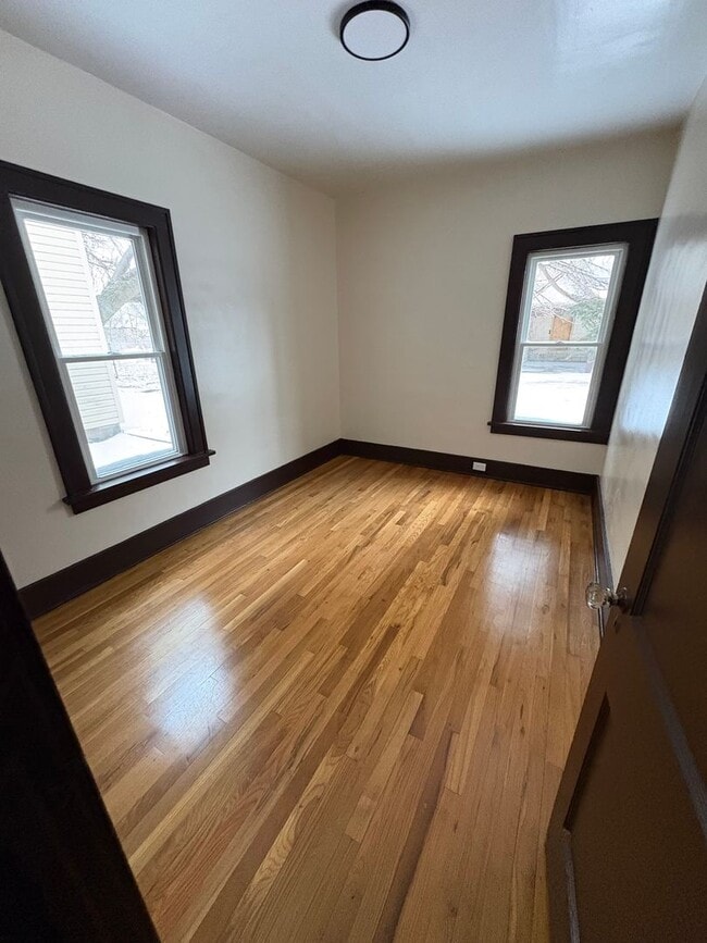 Building Photo - 327 E 7th St