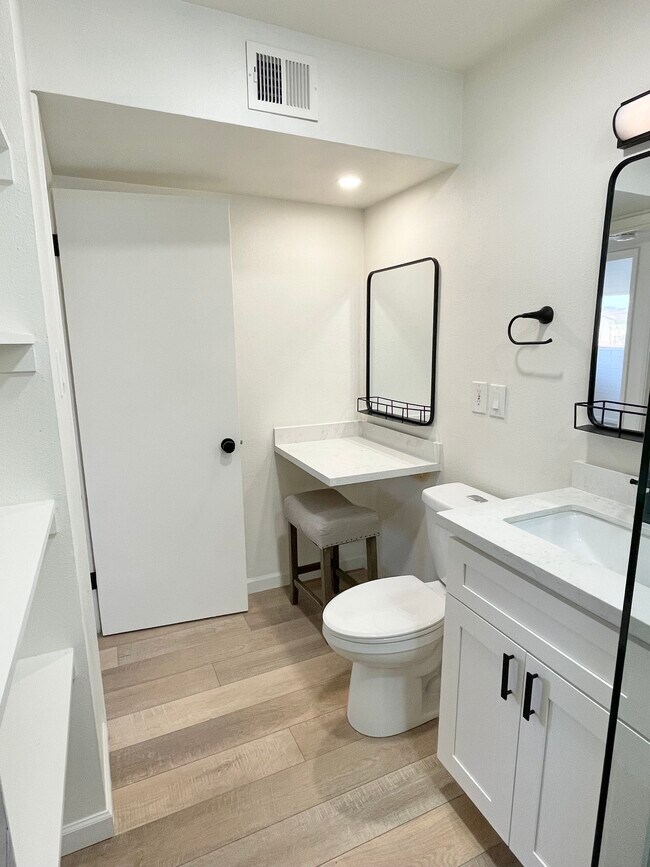 Building Photo - 37830 N Linda Dr