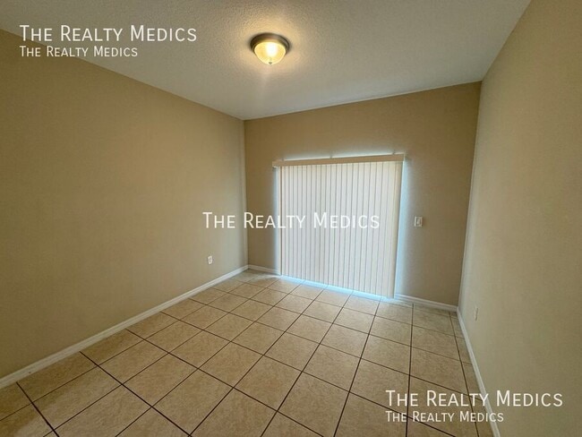 Building Photo - 548 Albatross Dr