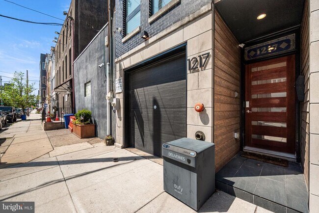 Building Photo - 1217 Bainbridge St