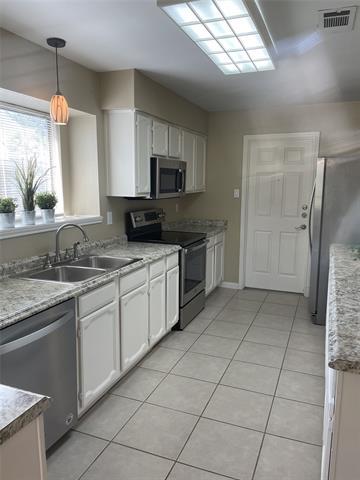 Building Photo - 1005 Summertree Cir