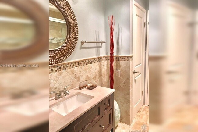 Building Photo - 801 Pine Dr