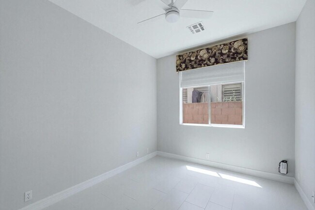 Building Photo - 7647 E Los Gatos Dr