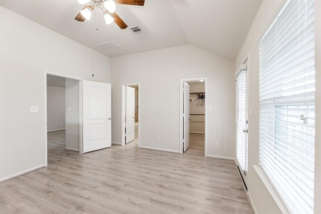 Building Photo - 7131 Pavilion Dr