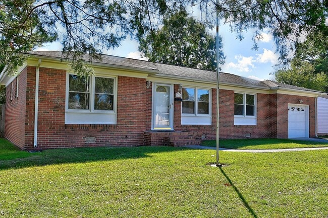 Building Photo - 3 BDRM / 2.5 BATH with FENCED BACKYARD - WINDSOR WOODS!