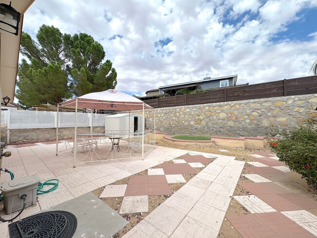 Building Photo - East El Paso 3 bed Refrig A/C