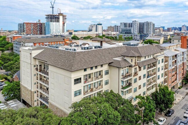 Building Photo - 2/2 Apartment Walking Distance from UT