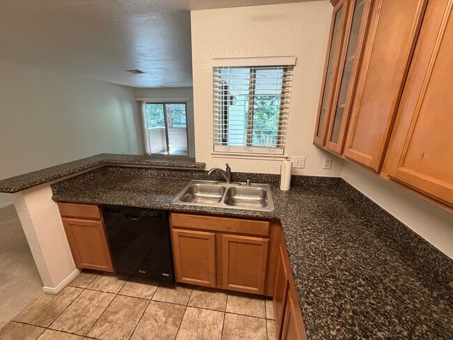 Building Photo - 2 Bedroom / 1 Bathroom | Upstairs Condo Available Now
