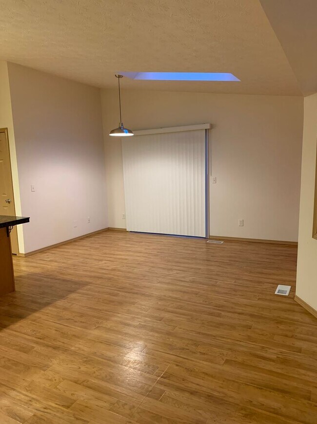 Building Photo - AVAILABLE NOW!! West side - 2 Bdrm, 1 Bath