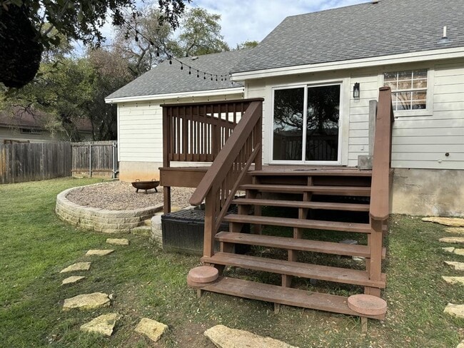 Building Photo - 104 Cowal Dr S