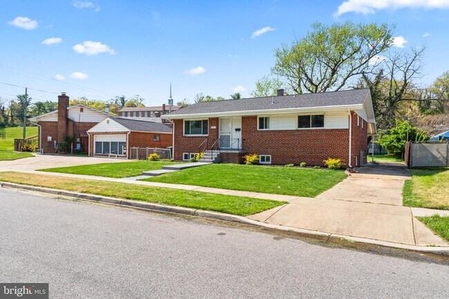 Building Photo - 2521 Fairhill Dr