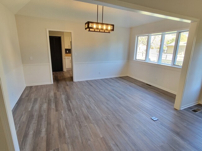 Dining Area - 303 Westover Rd