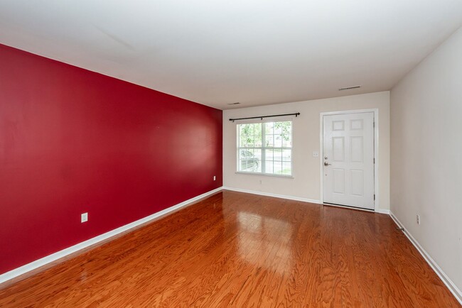 Building Photo - 3 Bedroom 3 Bath Townhome in Persimmon Hil...