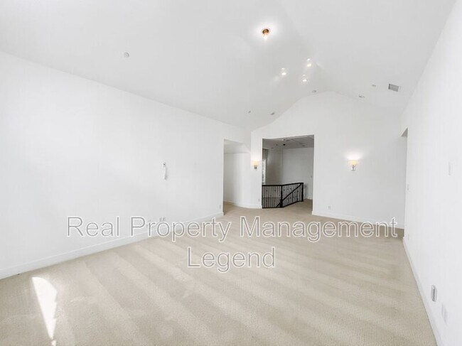 Building Photo - 809 Jamestown Ln