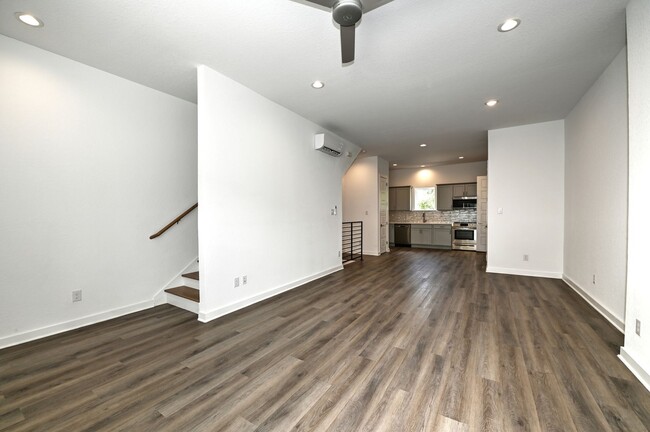 Building Photo - Beautiful 3 beds- 3.5 Condo in San Antonio Tx