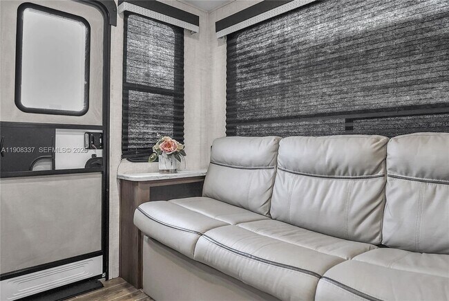 Building Photo - 6036 Polk St