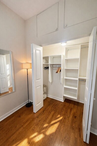 Building Photo - 736 N Throop St