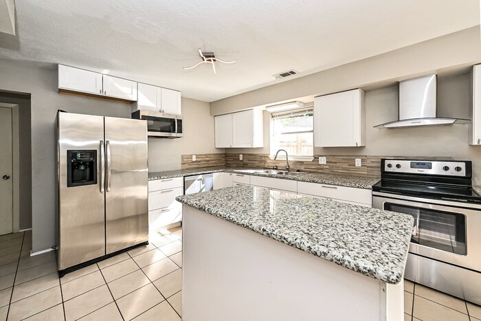 Building Photo - 10719 Idlebrook Dr