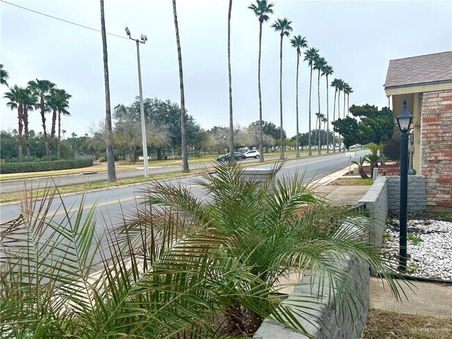 Building Photo - 15 Zinnia Ave